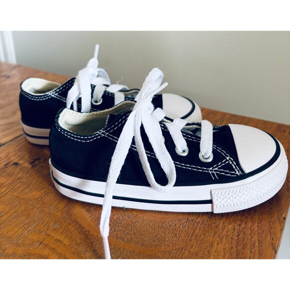 Toddler Converse Chuck Taylor All Star Low Top Sneakers, Size 5 - Picture 2 of 4